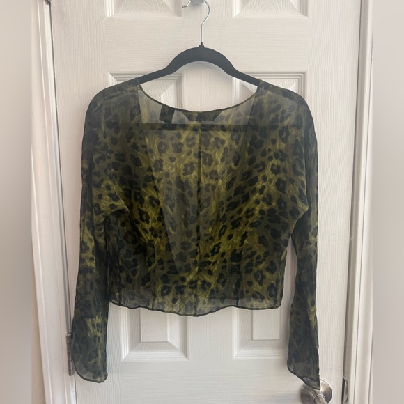 EXPRESS 100% Silk Bell Sleeve Tie Front Crop Top Green Cheetah Size 9/10 - Picture 2 of 4